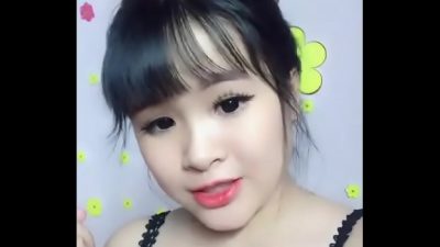 Cô nàng cute khoe ngực nhìn đẹp quá đi